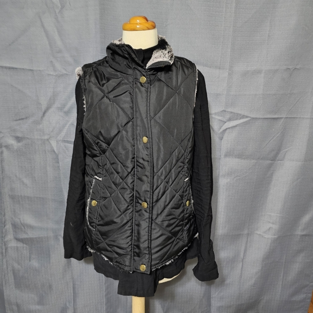Black Quilted Faux Fur Lined Vest Gold Snaps - Picture 4 of 11
